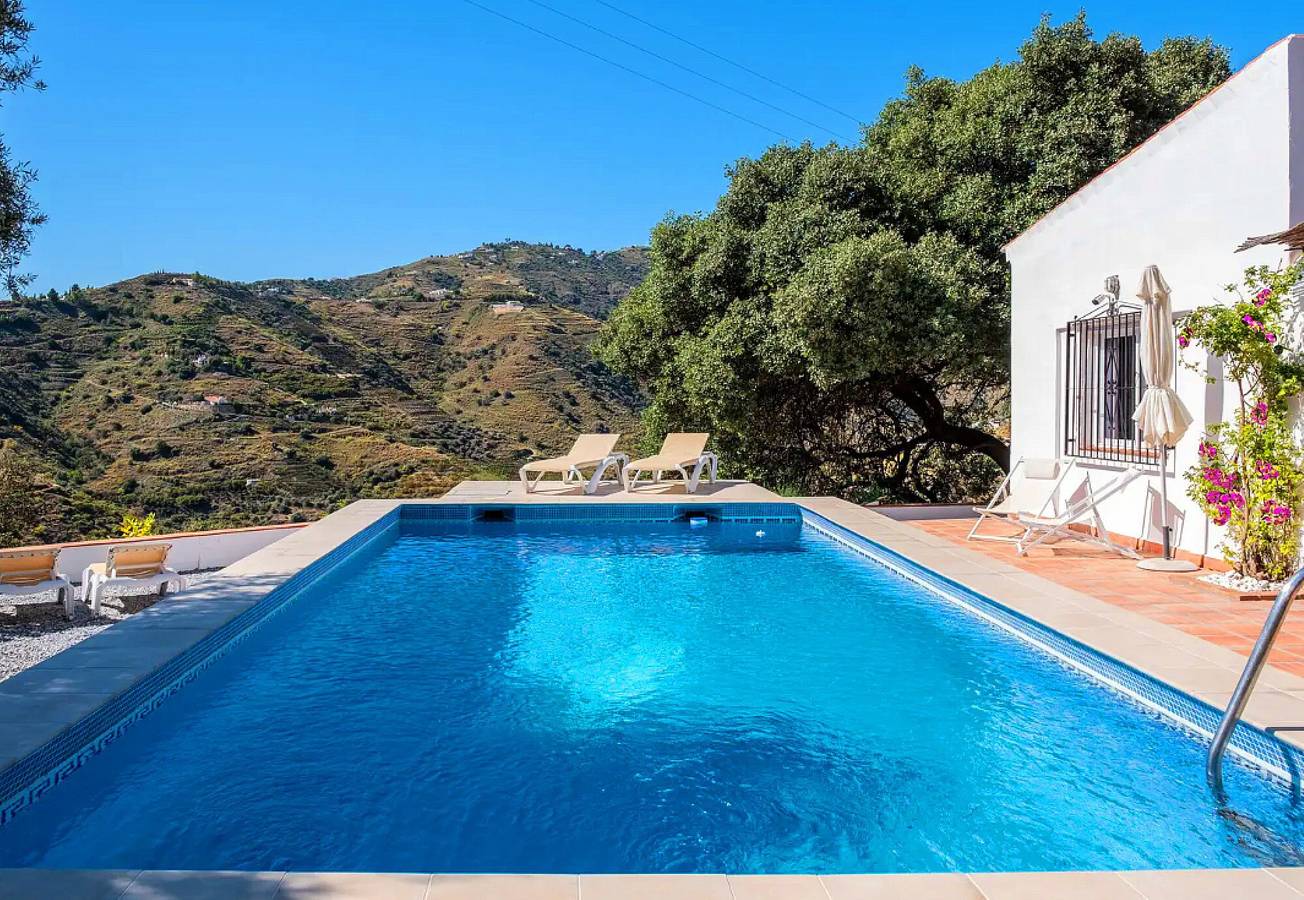 Casa Mañana: casa rural con vistas a la montaña, piscina privada y aire acondicionado in Torrox, Costa del Sol