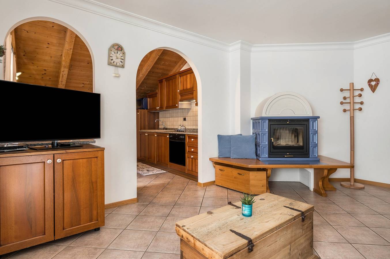 Entire apartment, Apartment 'Villa Lory 6' with Mountain View, Shared Garden and Wi-Fi in Canazei, Dolomiti Superski