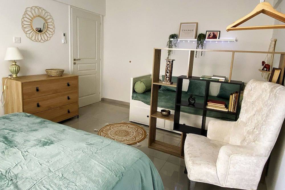 Appartement entier, Fully renovated 2 bedroom flat , ideal for fmailies with  young kids in Engomi, Chypre du Sud