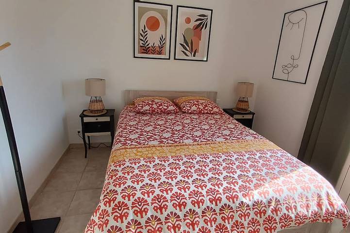 Villa in the heart of the Luberon with swimming pool and large enclosed garden planted with trees in Saint-Saturnin-lès-Apt, Parque natural regional del Luberon
