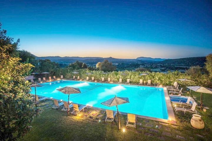 Hôtel pour 2 personnes, avec Balcon et Jacuzzi ainsi que Terrasse et Jardin à Oliena