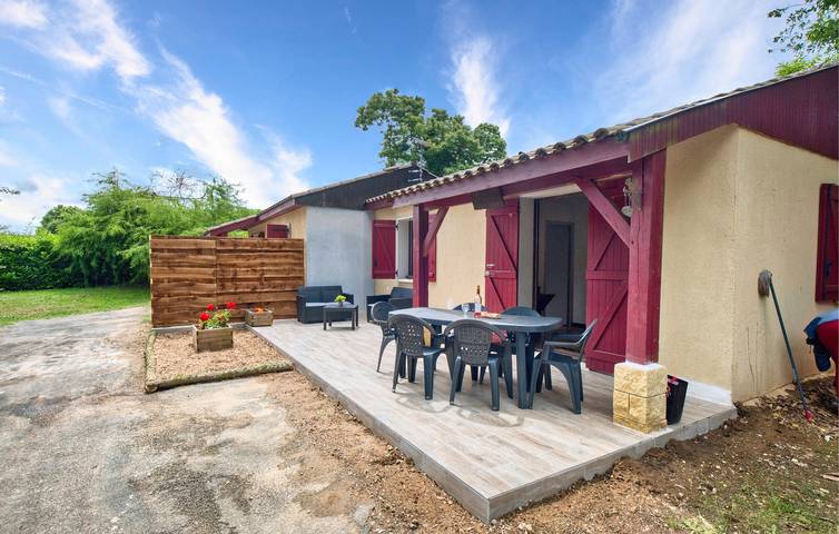Location de vacances pour 5 personnes, avec jardin ainsi que piscine et terrasse, animaux acceptés à Saint-Crépin-et-Carlucet