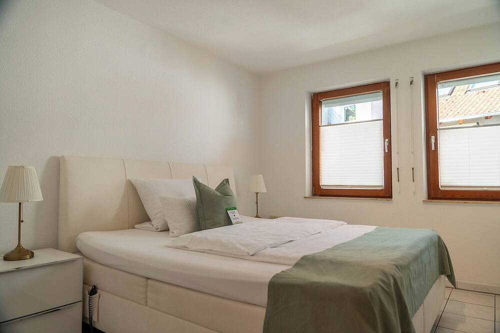 Ganze Wohnung, Spacious 3Br in Böblingen, Walk to Lakes, Transit & Authentic German Restaurant in Böblingen, Landkreis Böblingen