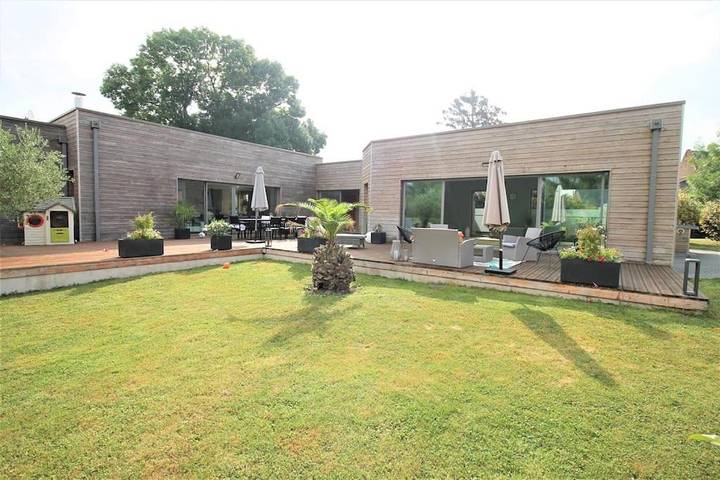 Location de vacances pour 12 personnes, avec Balcon et Terrasse ainsi que Jardin et Piscine à Esnes (Nord)