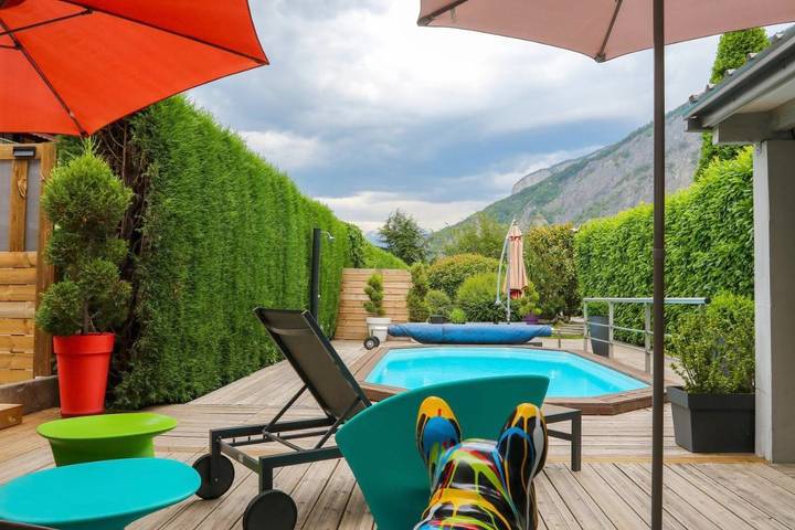 Chambre d’hôte pour 2 personnes, avec Balcon et Terrasse ainsi que Jardin et Piscine dans Col du Mollard