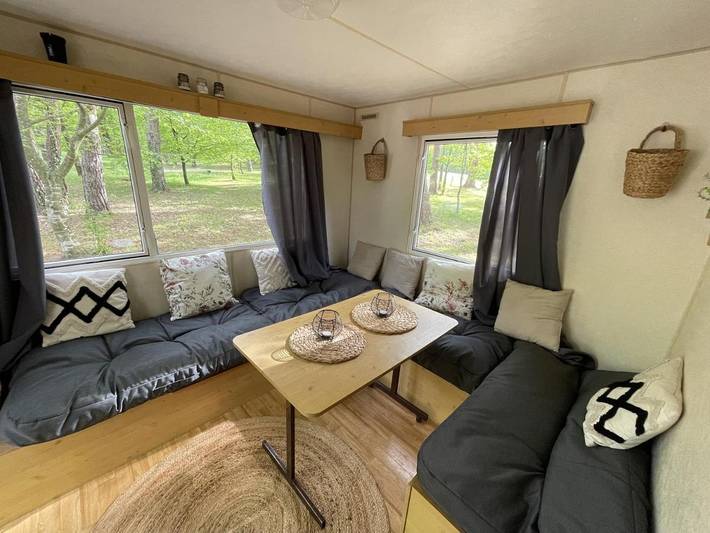 Gîte pour 5 personnes, avec terrasse ainsi que piscine et jardin, animaux acceptés à Braize
