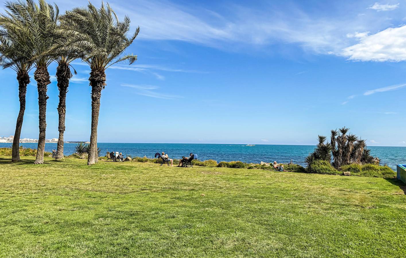 Entire holiday apartment, Sea View Apartment near Playa Punta Prima with Modern Amenities in Mar Azul Torrevieja, Torrevieja