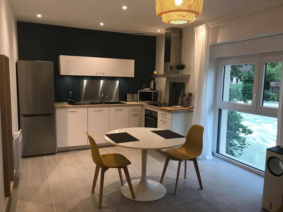 Appartement entier, Studio with Sea View in Pont-de-Poitte, Jura Francais