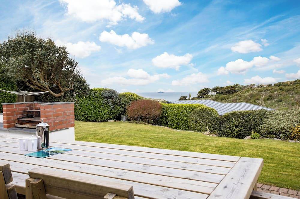 Coastal family beach house with sea views and an Aga – sleeps 8 in Polzeath, Pentire Point - Widemouth