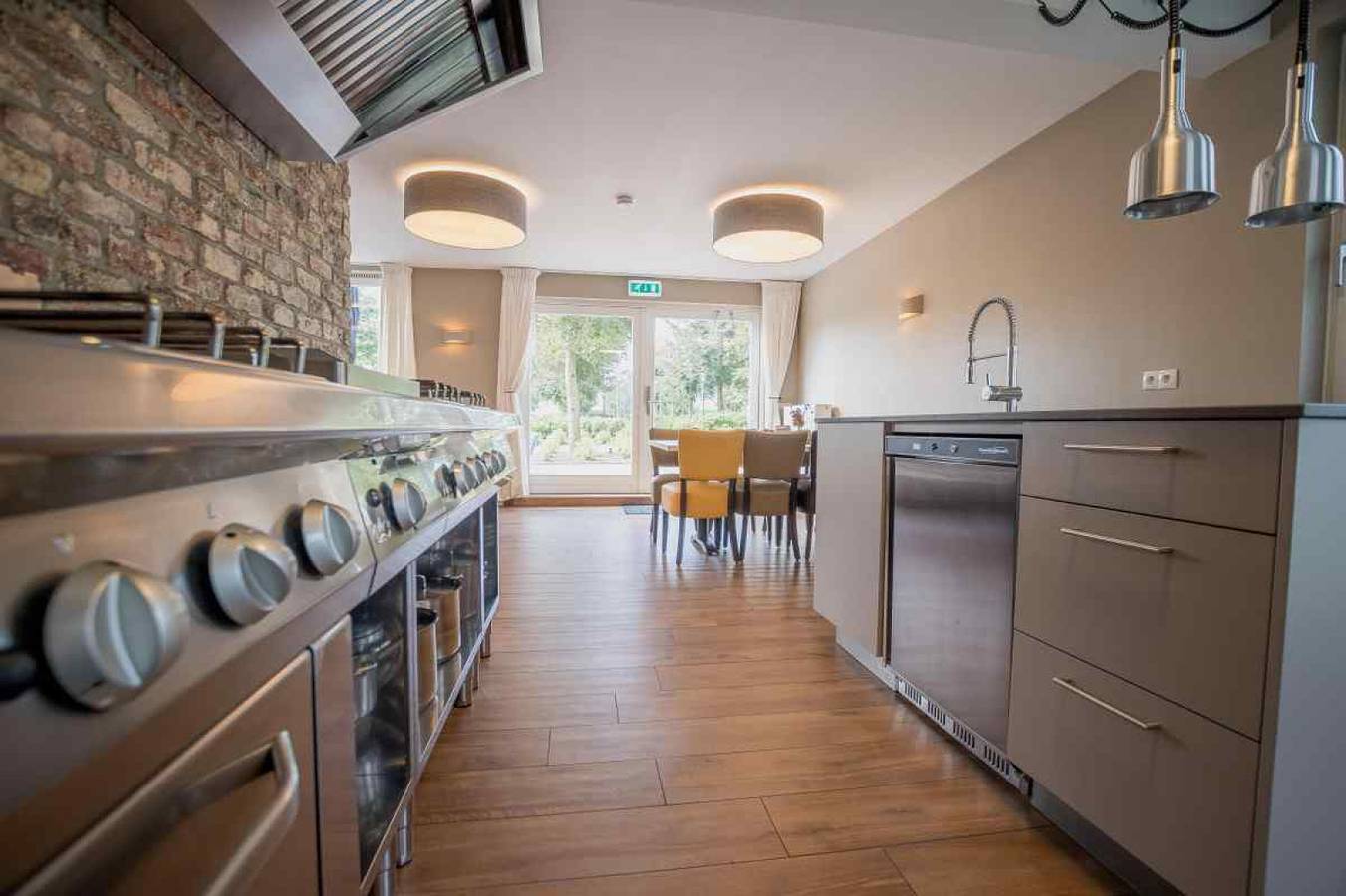 Luxe 30 persoons groepsaccommodatie met sauna en eigen zwembad in Kessel, Limburg. in Kessel (Peel en Maas), Limburg