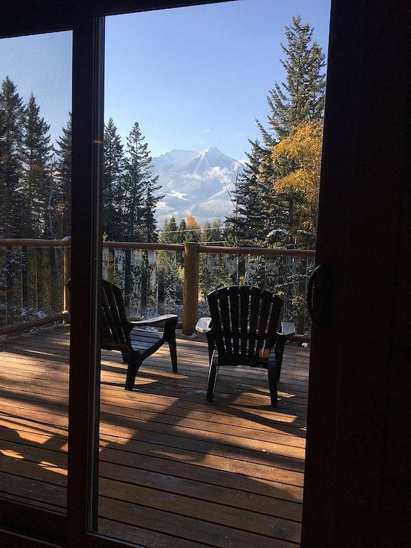 Goldenes Blockhaus über dem Tal in Kicking Horse