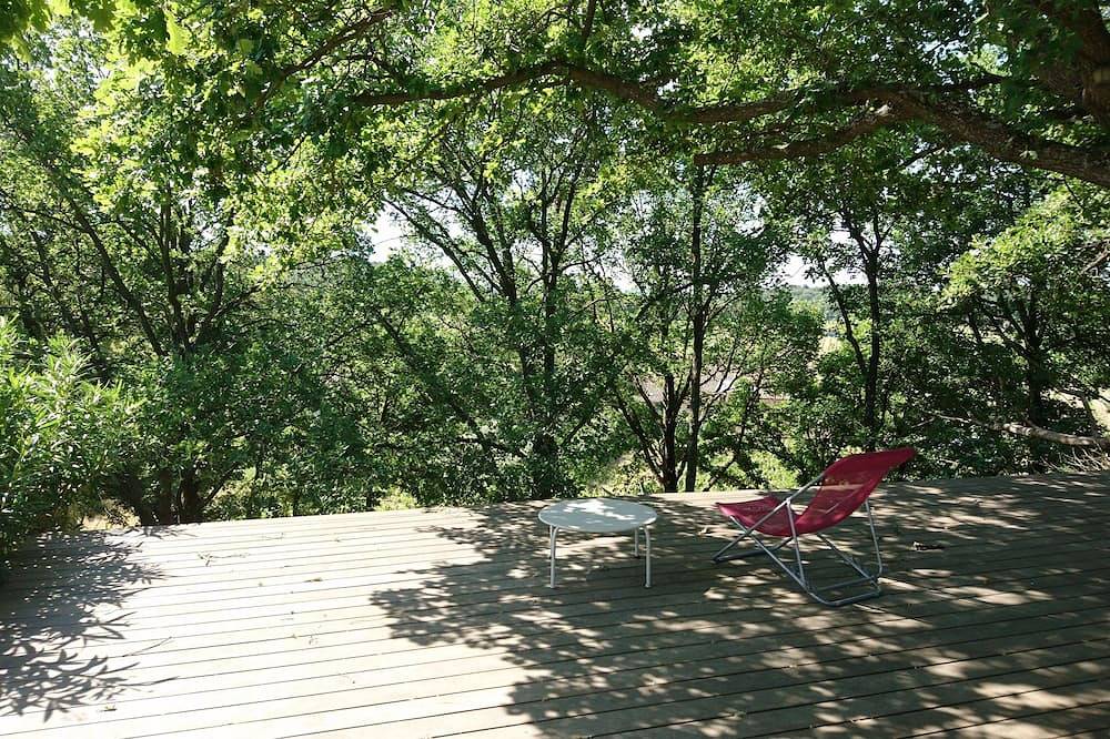 House with magnificent swimming pool and wooden terrace sheltered by oak trees in La Tour-d'Aigues, Regionaler Naturpark Luberon