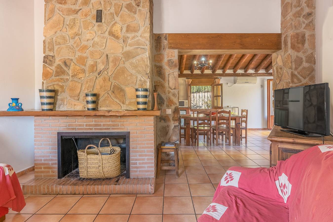 Apartamento entero, Apartamento 'Casa Rural Cortijo El Plantio' con vistas a la montaña, Wi-Fi y aire acondicionado. in Castril, Geoparque de Granada