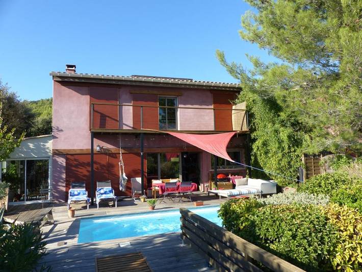 Location de vacances pour 7 personnes, avec vue ainsi que piscine et terrasse, animaux acceptés à Saint-Côme-et-Maruéjols