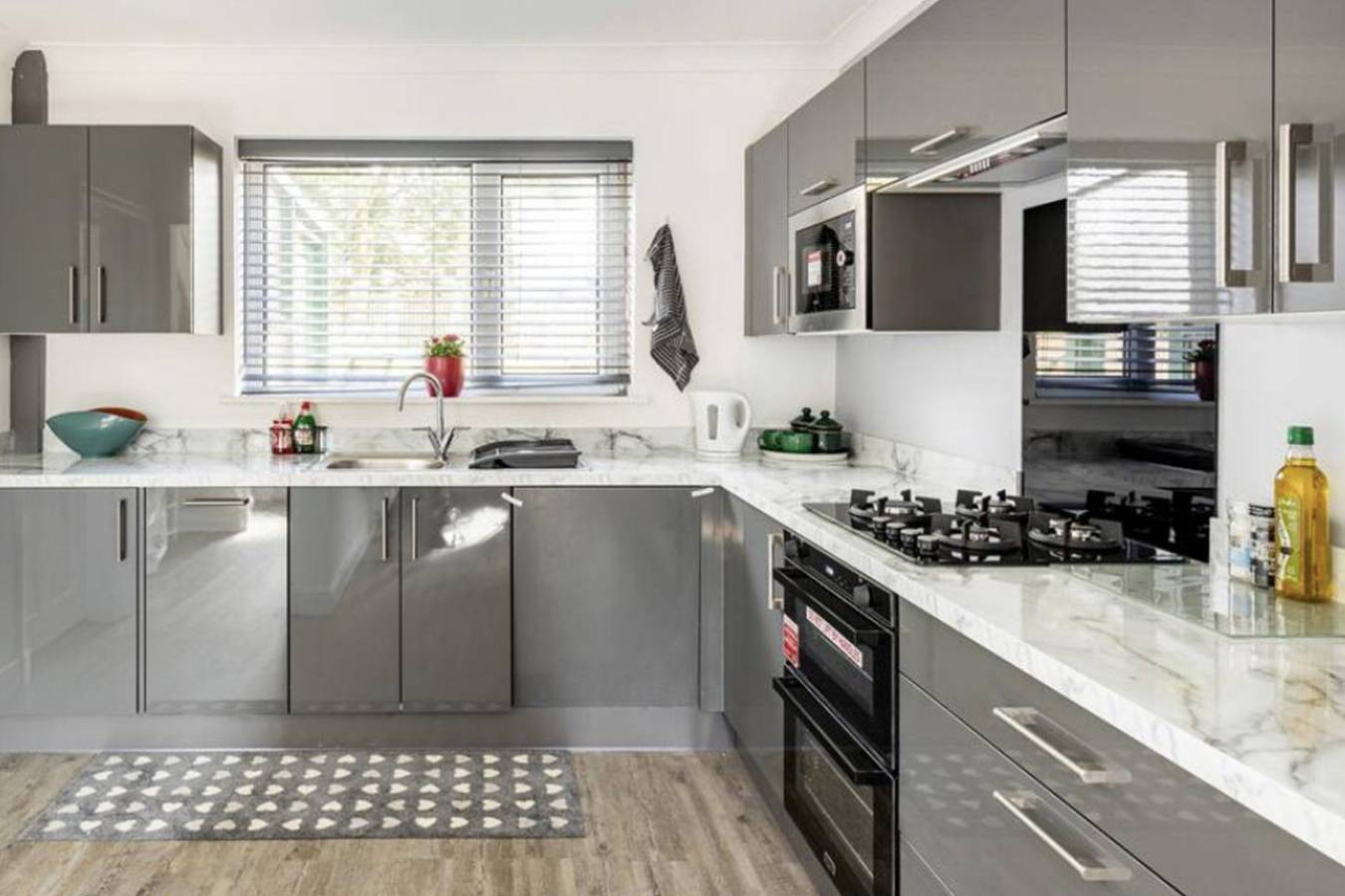 3 Bed House - Sleeps 5 - Parking - Garden - Wifi in Blackburn with Darwen