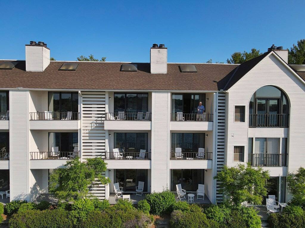 Ganze Wohnung, Edgewater #119 | Water Views + Private Balcony | Pool, Hot Tub, Sauna | Patio in Charlevoix, Charlevoix County