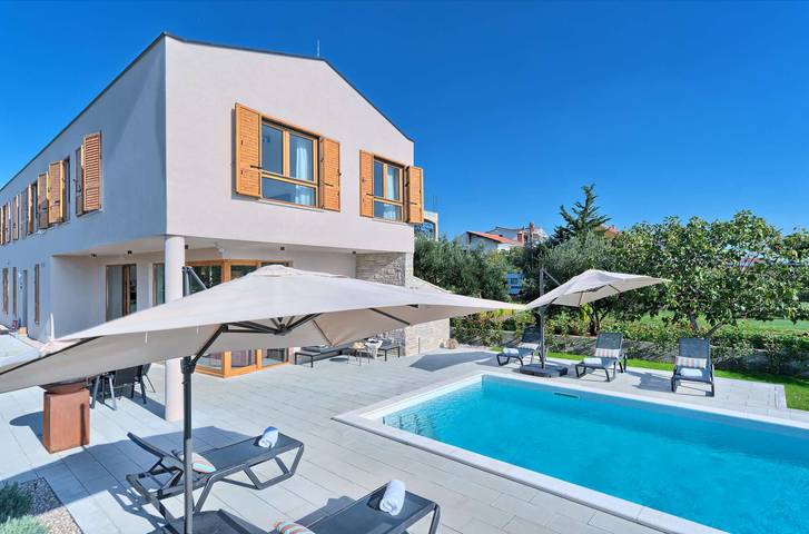 Villa pour 9 personnes, avec piscine et balcon à Turanj - 4