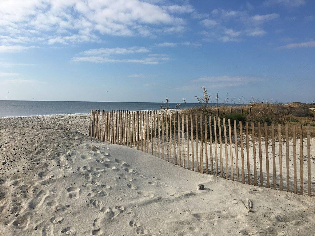 Oak Island Retreat - Ranch mit abgeschirmten Veranda in Oak Island (NC), Brunswick County