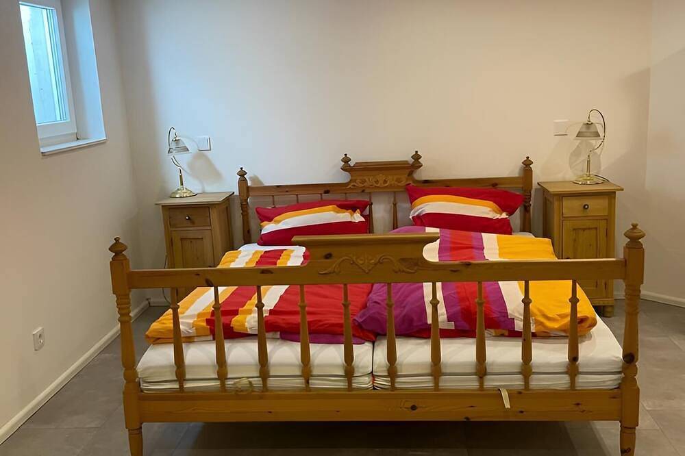 Ganze Wohnung, Gemütliche Souterrain-Wohnung mit großzügigem Wohnzimmer und grünem Außenbereich in Wernberg-Köblitz, Naturpark Oberpfälzer Wald