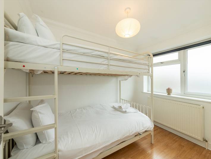 Pass the Keys | Bright House with Smart TV & Home Comforts in Reading, Berkshire