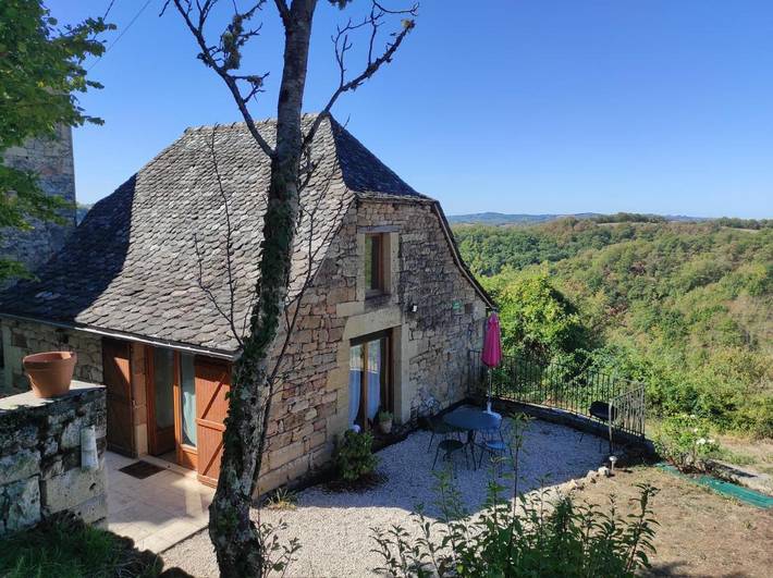 Location de vacances pour 4 personnes, avec Terrasse ainsi que Jardin et Vue à Mouret (Aveyron)