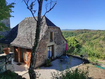 Location de vacances pour 4 personnes, avec jardin ainsi que terrasse et vue à Mouret (Aveyron)