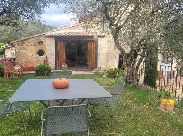 Gîte pour 2 personnes, avec jardin ainsi que piscine et terrasse à Nyons - 4