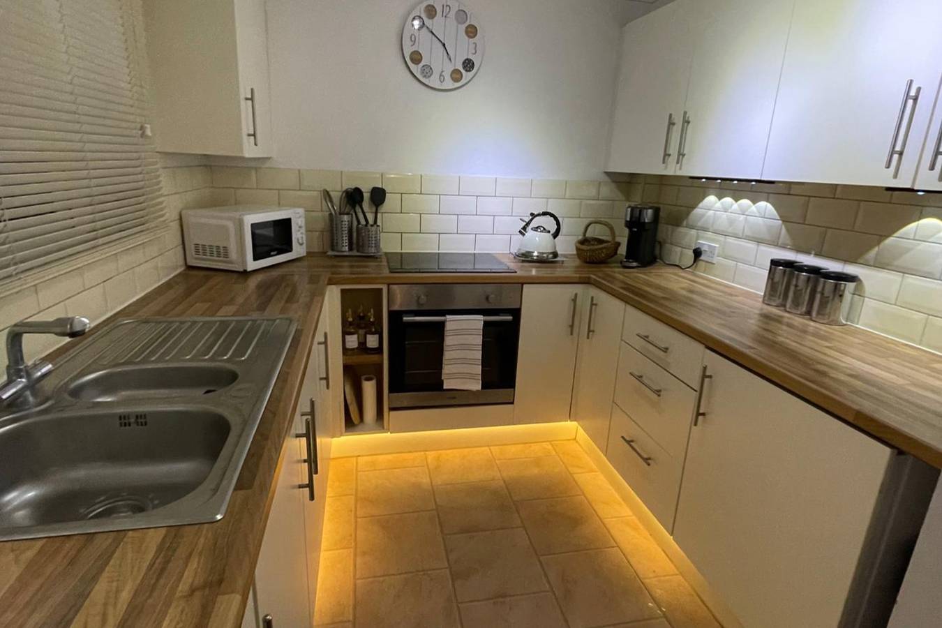 Entire holiday apartment, 3-Bed Apart, Sleeps 5 w/ Garden, Parking & Pets Ok in Norwich, Norfolk