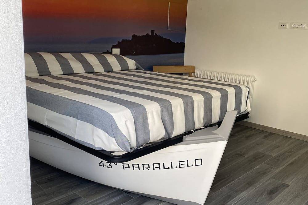 Dormire in Barca ma Sulla Terra Ferma in Campiglia Marittima, Costa Etrusca