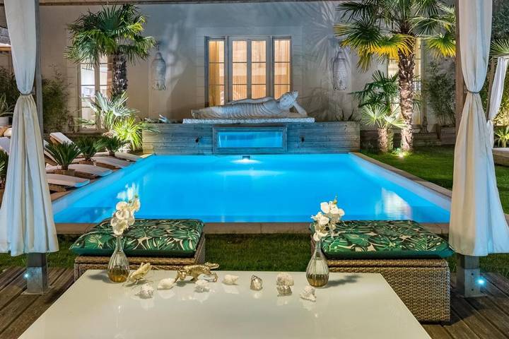 Chambre d’hôte pour 3 personnes, avec terrasse et jacuzzi ainsi que piscine et jardin