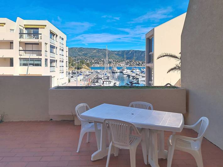 Gîte pour 4 personnes, avec Terrasse ainsi que Piscine et Vue dans Port de Bormes les Mimosas