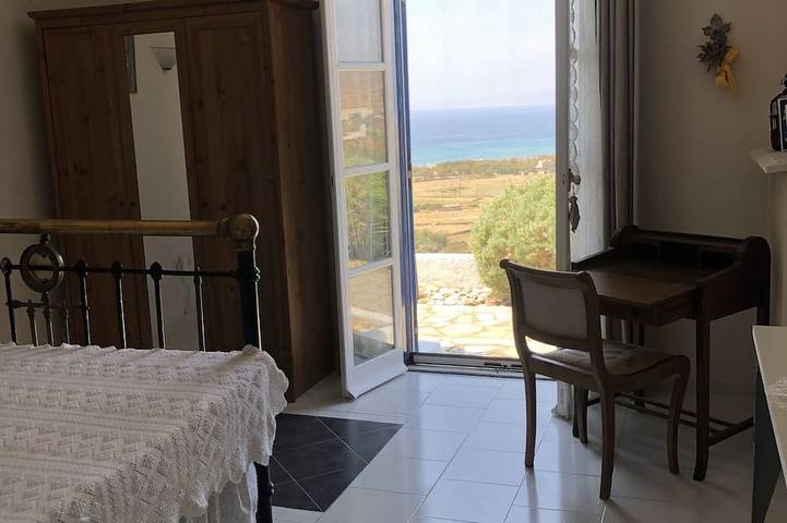 Private ground flat  for a family with 2 children in a beautiful Cycladic Villa in Tinos