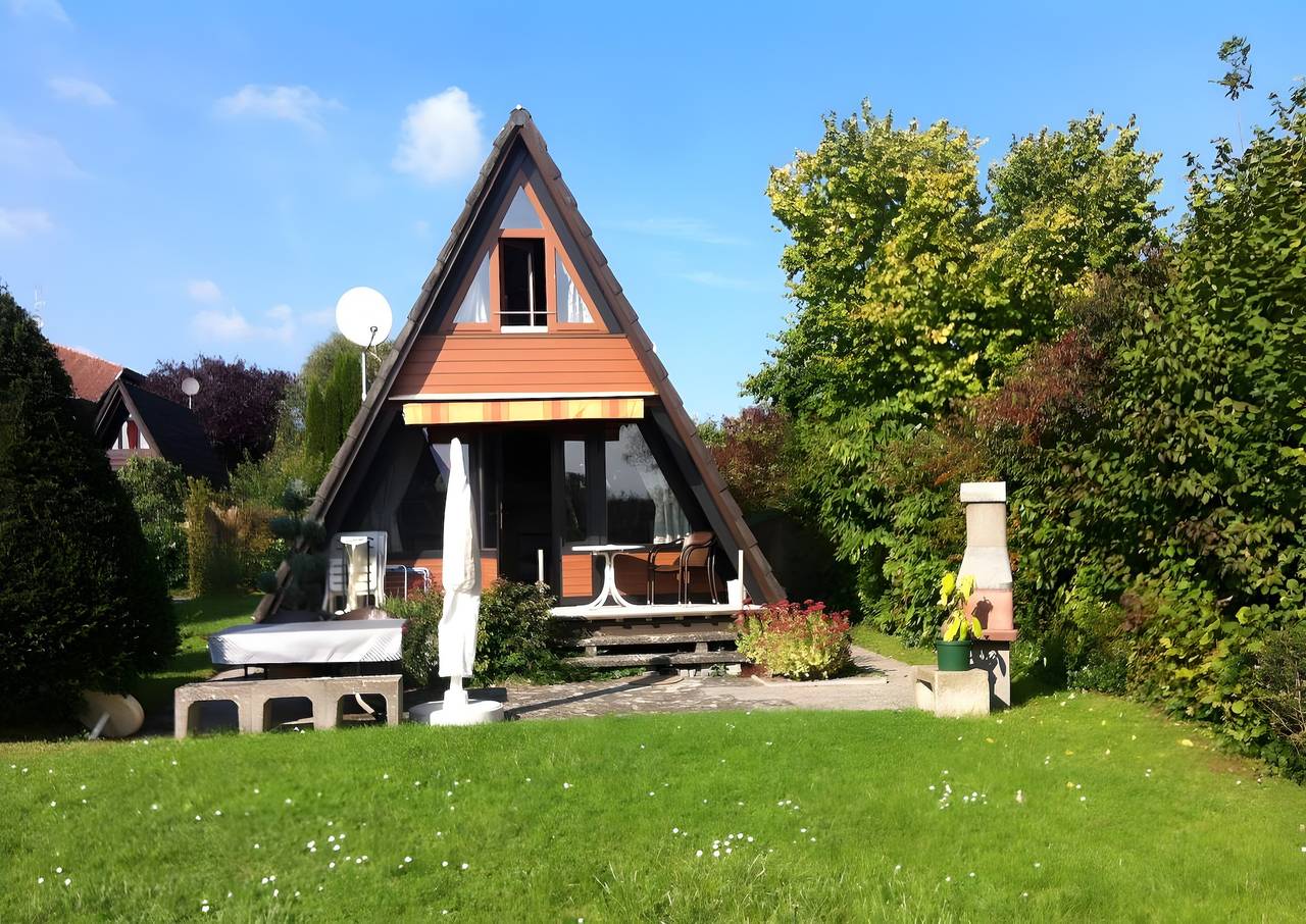 Ferienhaus 'Nurdach-Haus (Typ 7)' mit privater Terrasse, privatem Garten und Wi-Fi in Immenstaad am Bodensee, Region Bodensee-Oberschwaben