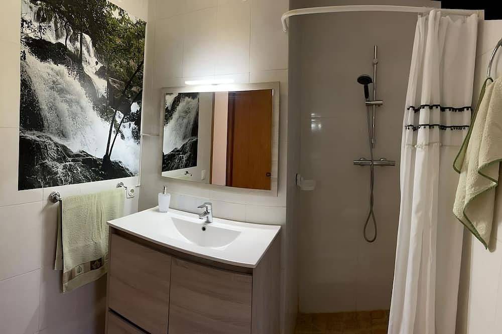 Casa de vacaciones tranquila, sin ruido ni vecinos ruidosos. Piscina privada . in Crespiá, Pla de l'Estany