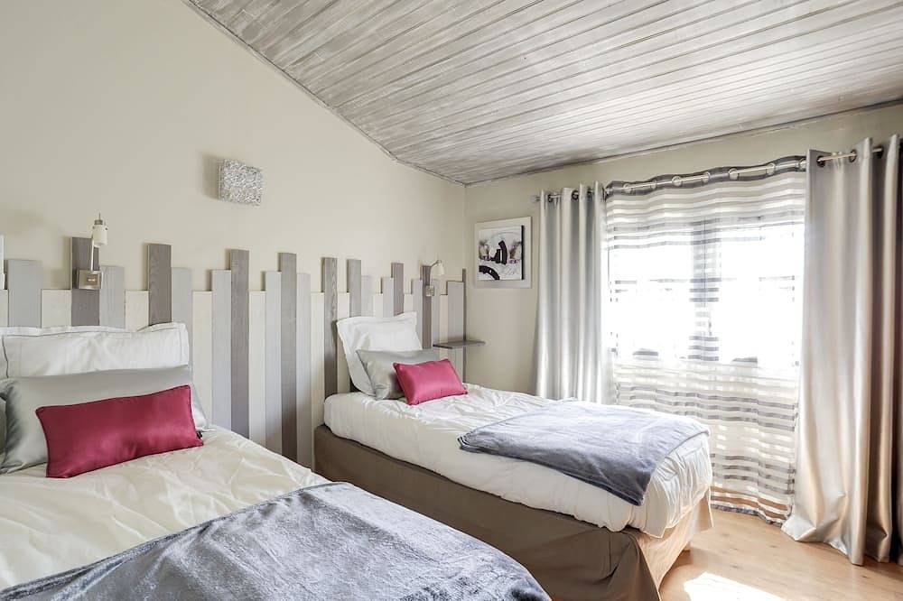Les Lavandes, comfortable, air-conditioned, swimming pool reserved for guests in Piolenc, Vaucluse
