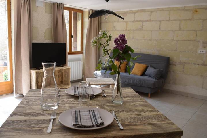 Gîte pour 3 personnes, avec jardin ainsi que piscine et terrasse, animaux acceptés à Ambillou-Château