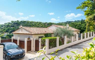 Location de vacances pour 8 personnes, avec jardin ainsi que terrasse et piscine à Saint-Paul-de-Vence