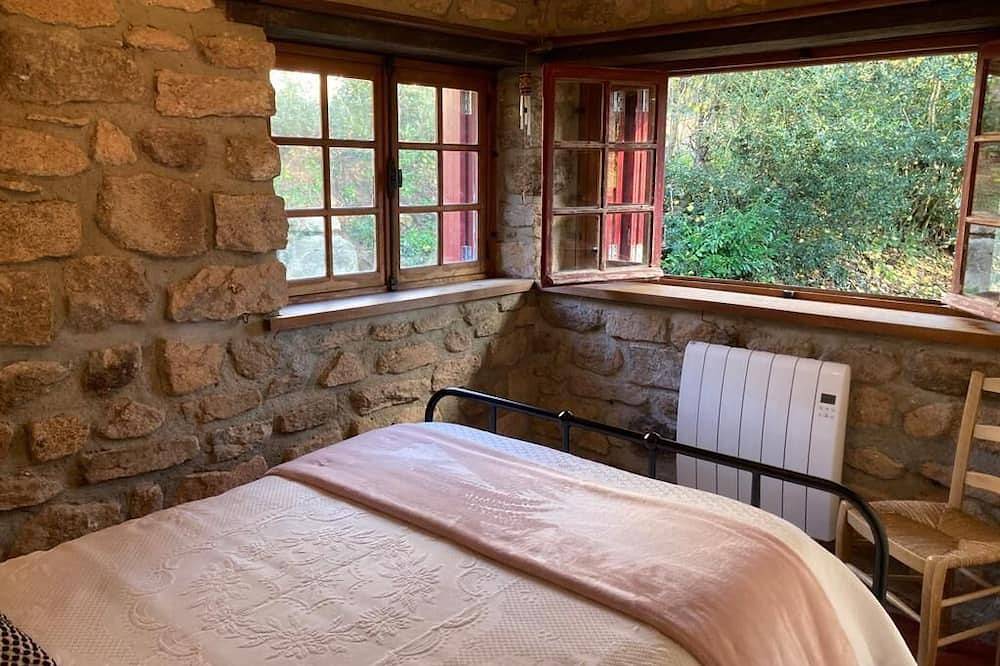 Little Poet's House in Quarré-les-Tombes, Parc naturel régional du Morvan