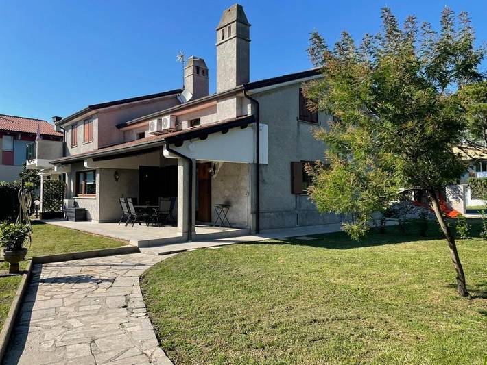 Ferienwohnung für 4 Personen, mit Terrasse und Garten sowie Ausblick in Duino