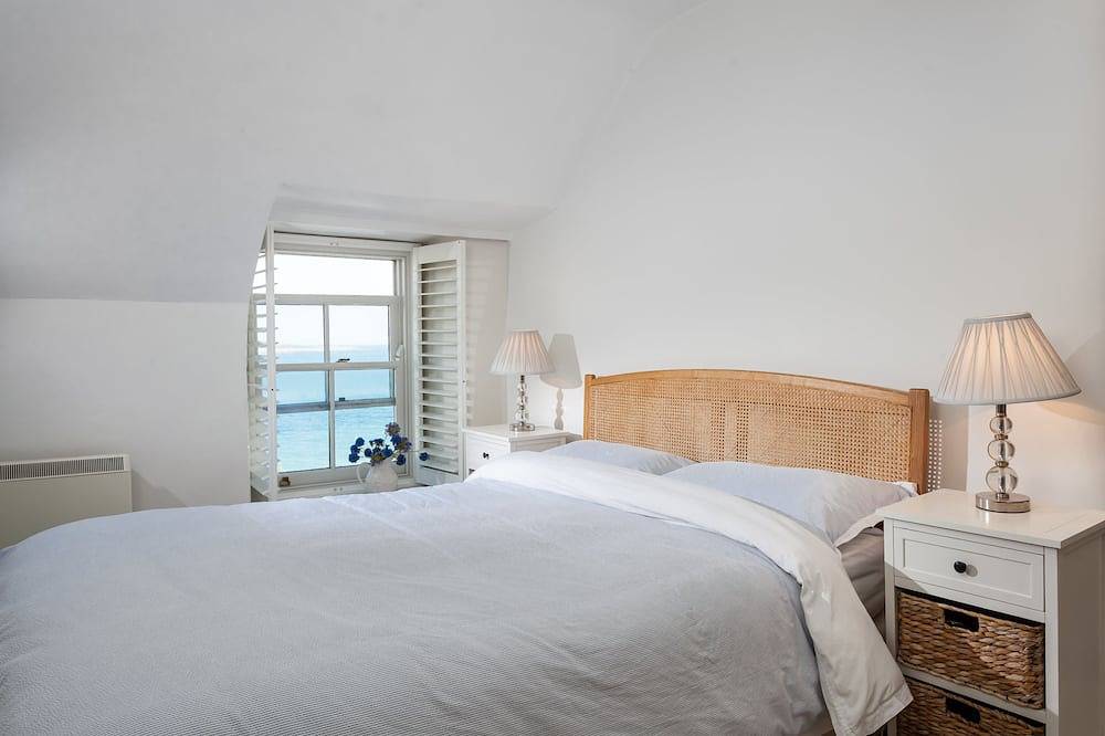 Ganze Wohnung, Just a stone's throw away from the water's edge, thatched Trevarrow Cottage is the ideal place to un in Coverack, Cornwall
