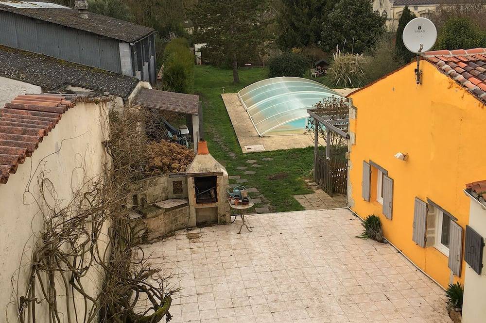 Well-equipped gîte with swimming pool, large garden, garden furniture x2, barbecue, in Saint-Jean-d'Angély, Saint-Jean-d'Angély region