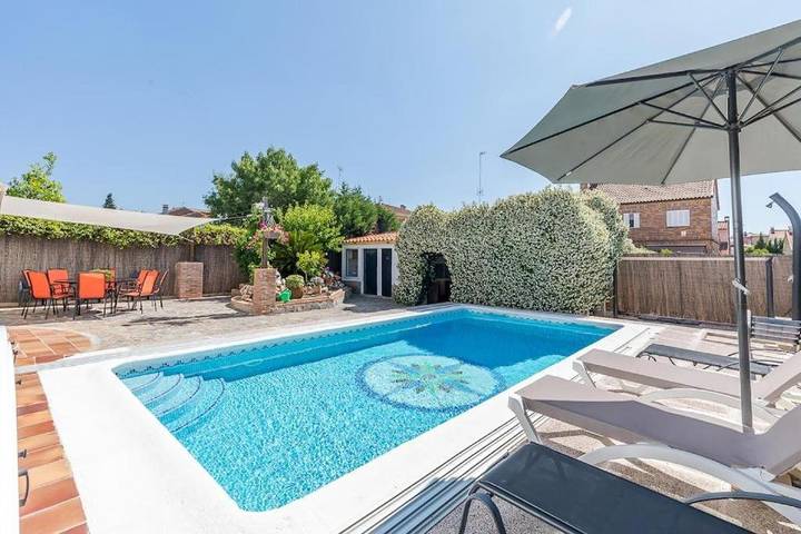 Casa rural para 8 personas, con vistas además de piscina y jardín en La Sagra