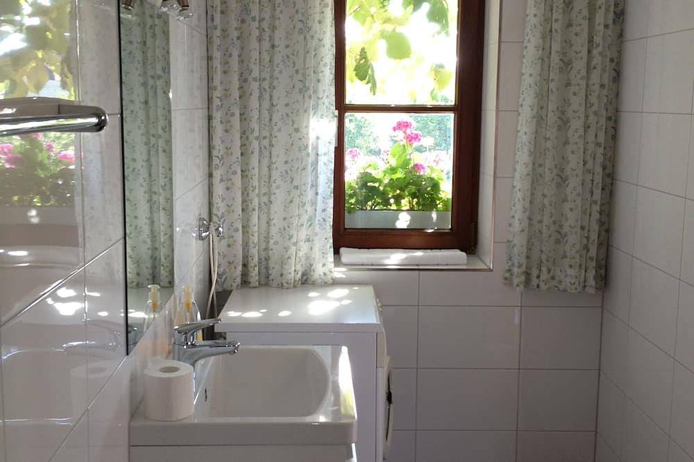 Ganze Wohnung, Ruhige Kleinwohnung für 2 (max. 4) Personen in Zentrumsnähe mit Seesicht in Bregenz, Bodensee-Vorarlberg