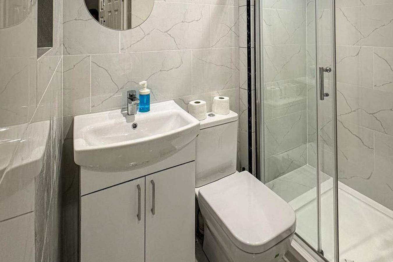Entire studio, Studio - Sleeps 2 - Short Walk to Ealing Broadway in Ealing, London
