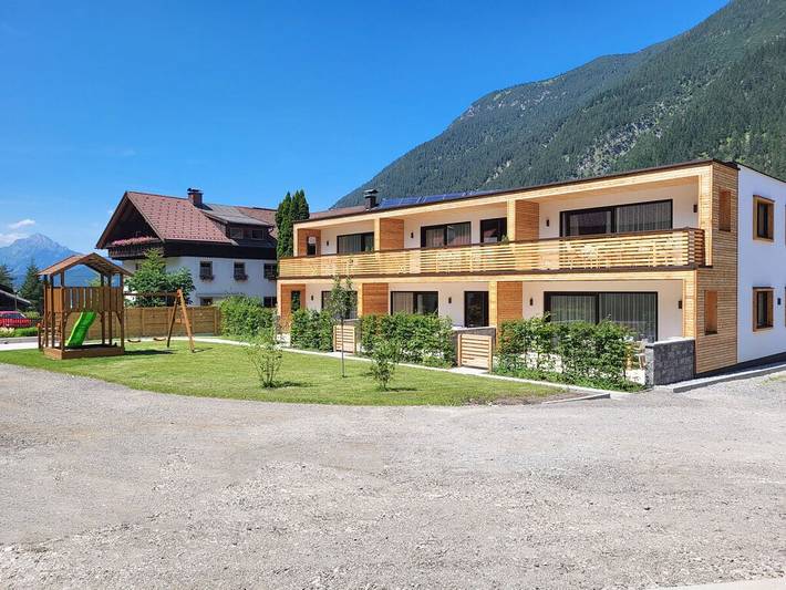 Vakantiehuis voor 7 personen, with Balkon and Terras as well as Tuin in Bichlbach