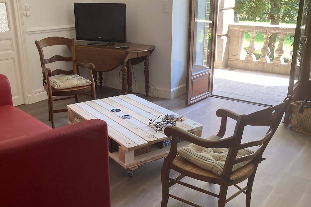 Appartement entier, Maison avec logement spacieux, terrasse et terrain ombragé A. 25 mn du Lioran in Neussargues en Pinatelle, Parc naturel régional des Volcans d'Auvergne
