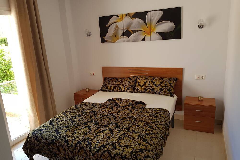 Entire apartment, Charming, bright, spacious apartment with wifi, air conditioning, parking, terrace in Cala Bona, Son Servera