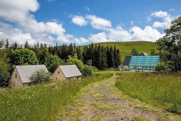 Gîte pour 6 personnes, avec piscine ainsi que jardin et terrasse, animaux acceptés à Montgreleix