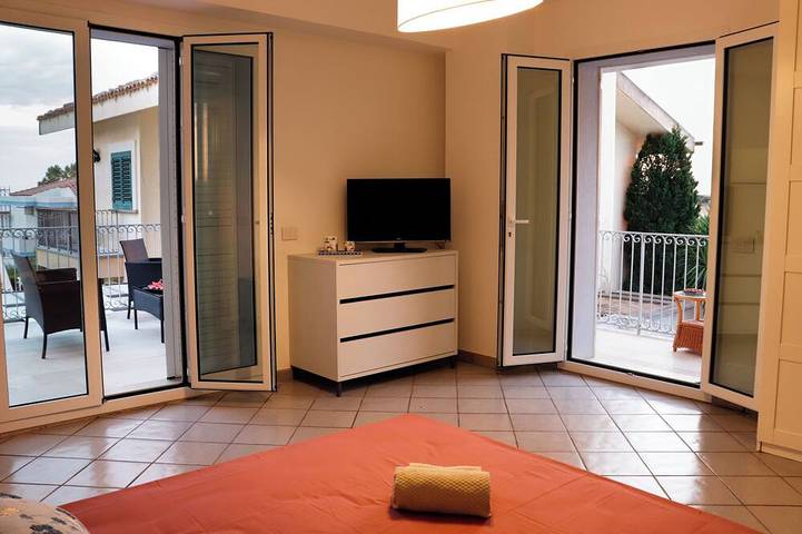 A 5-minute walk from the beach, a large villa with a pool, perfect for large families in Marina di Ragusa, Ragusa