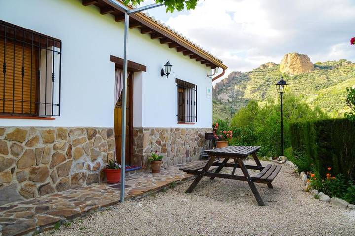 Apartamento para 3 personas, con Jacuzzi y Terraza además de Jardín y Vistas en Castril